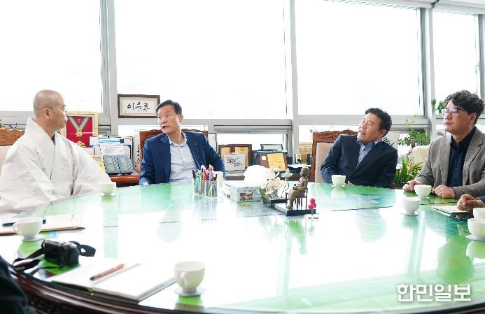 왼쪽부터 각밀 흥천사 주지스님, 이승로 성북구청장, 윤재성 성북복지재단 이사장