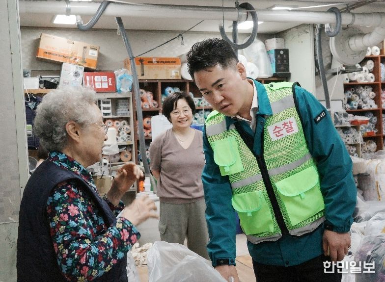 오언석 도봉구청장이 지난 3월 창2동 지역의 한 양말공장을 찾아 주민들의 애로사항을 청취하고 있다.