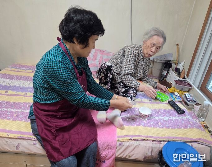어르신 가정을 방문해 ‘돌봄SOS’ 서비스를 제공한 모습