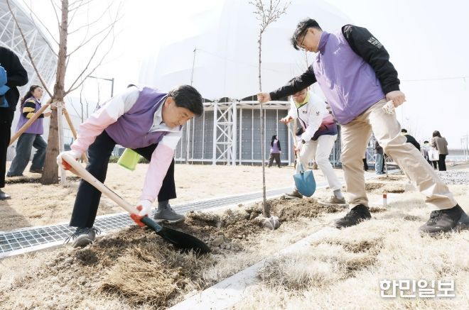 광주시, 제81회 식목일 맞아 G-스타디움서 나무 심기 행사 개최