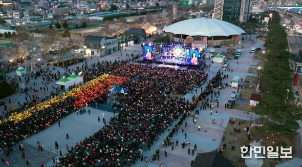 안동 벚꽃축제, 이틀째 ‘인산인해’