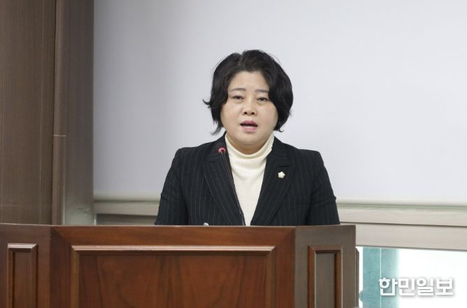 ‘안산시 전세사기 예방 및 안전전세 관리단 운영 조례안’을 대표 발의한 김진숙 의원이 지난달 24일 의회 제3상임위원실에서 열린 제302회 임시회 도시환경위원회에서 조례안에 대해 설명하고 있다.