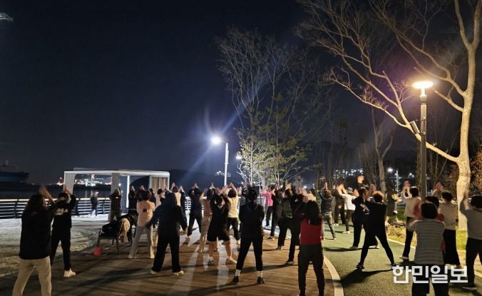 고현항매립지 노을곶공원 야경 속 건강한 활력 ‘별빛운동교실’