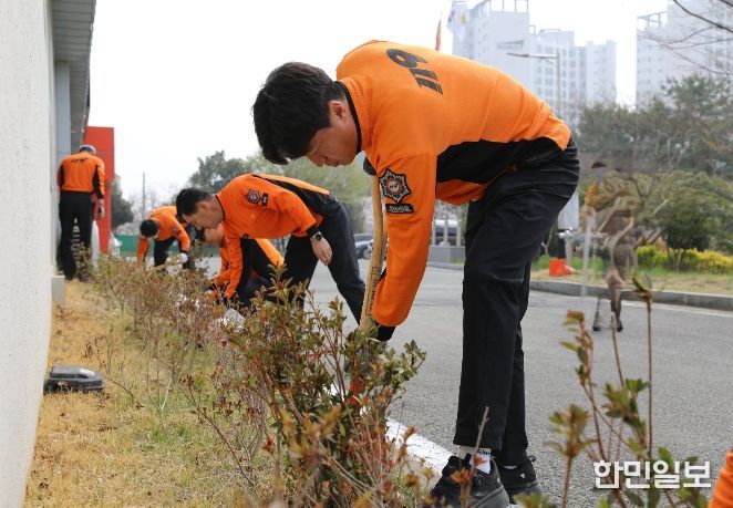 강진소방서 소방공무원들이 제81주년 식목일을 맞아 청사 주변에서 철쭉 등 수목을 식재하며 환경정비 활동을 펼치고 있다.