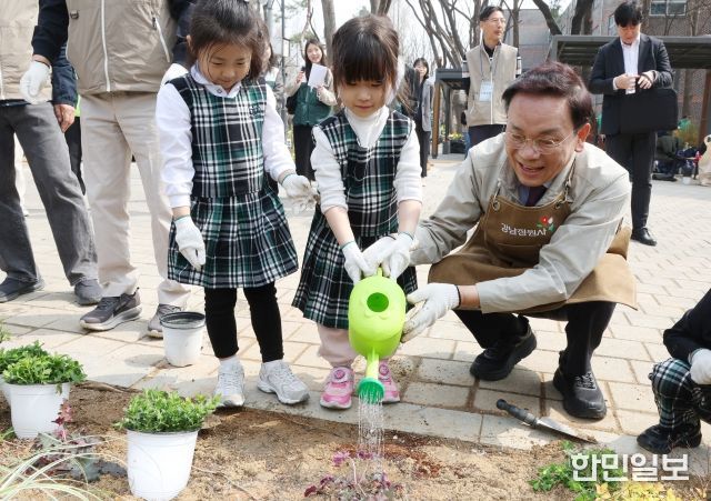조성명 강남구청장이 3일 양재천 개포동근린공원에서 열린 ‘참여의 정원 숲 조성 행사’에서 어린이들과 함께 물을 주며 식목일 기념 정원 조성에 참여하고 있다.