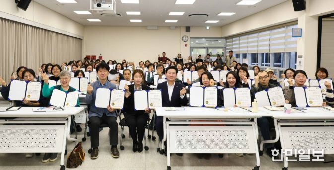 3일 마을공동체지원센터에서 이상일 시장과 인증서 수여식 참석자들이 기념 촬영을 하고 있다.