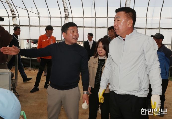 이범석 청주시장, 영농철 맞아 공동육묘장 현장 방문