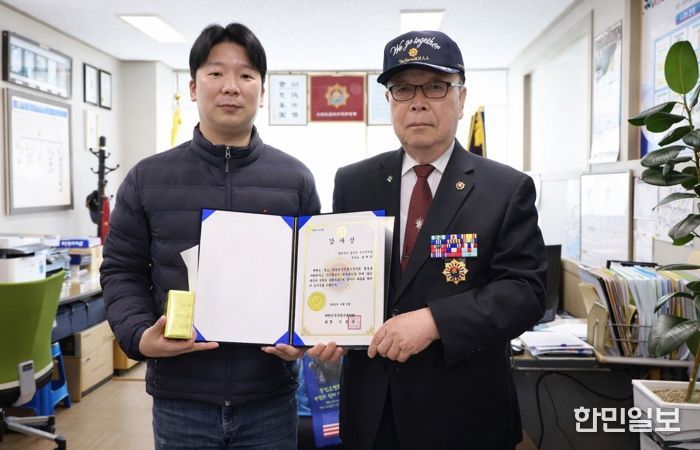 지난 3일 경주시보훈회관에서 최재석 주무관(왼쪽)이 윤정대 대한민국무공수훈자회 경북지부 경주시지회장으로부터 감사장을 받은 뒤 기념촬영을 하고 있다.