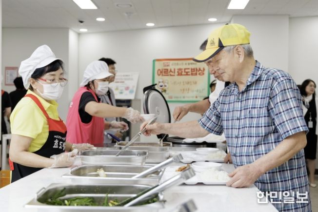 효도밥상 급식기관에서 어르신이 점심식사를 하고 있다.