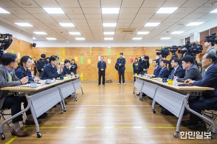 인천 서구청장, 기후부 장관과 종량제봉투 생산 현장 동행 점검