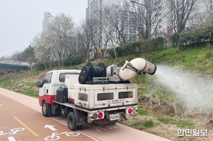 광산구가 모기 등 감염병 매개체 발생을 줄이기 위해 하절기 집중 방역소독을 추진한다.
