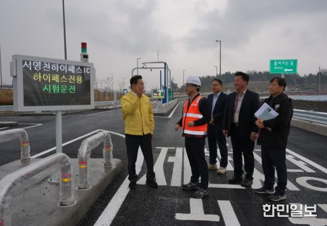 영천시 관계자들이 오는 30일 개통하는 서영천 하이패스IC 공사 현장 마무리 점검을 하고 있다.