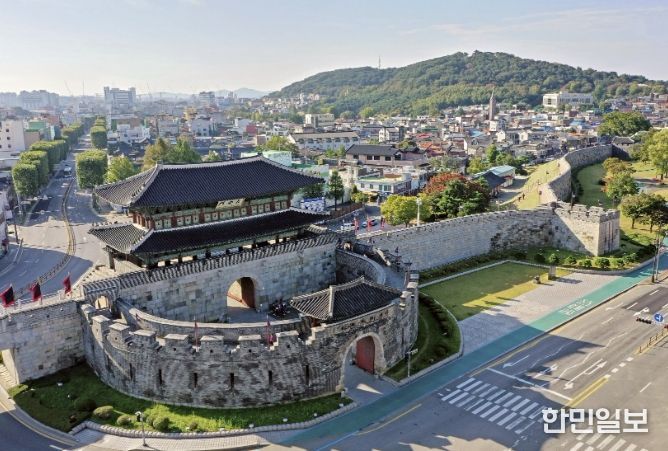 수원화성 중 보물로 지정된 장안문 전경.