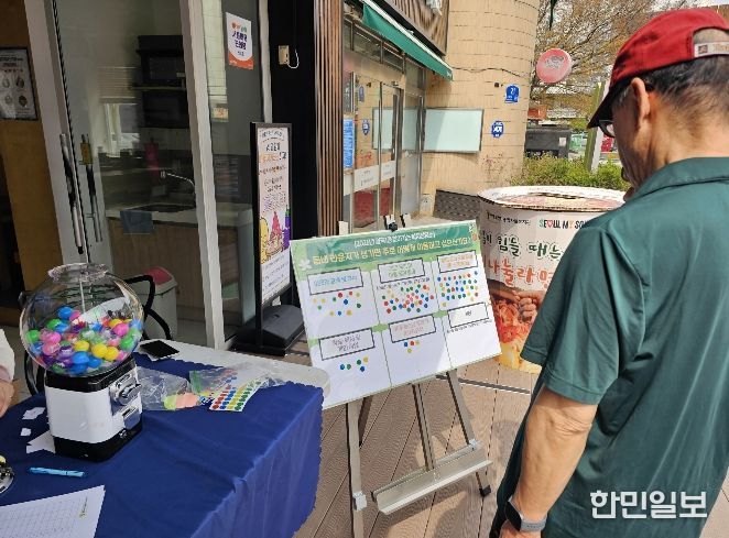 성북구 월곡1동 지역사회보장협의체가 지난 3일 고립가구 근절을 위한 캠페인의 일환으로 ‘찾아가는 복지상담소’를 운영했다.