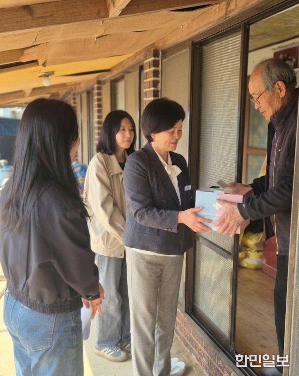 통합돌봄 대상자 가구 찾아 돌봄 패키지 전달
