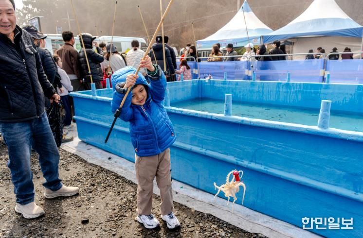 제24회 서천 동백꽃 주꾸미 축제, 27만 명 인파 몰려