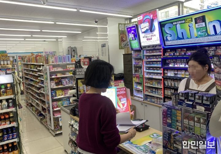 고흥군, 종량제봉투 선제적 대응으로 122만 매 추가 제작 배부 (1) - 종량제봉투 판매소를 방문해 판매가격 표시 및 준수 여부를 확인하고, 사재기 및 부당 판매 행위가 없는지 점검하고 있다.