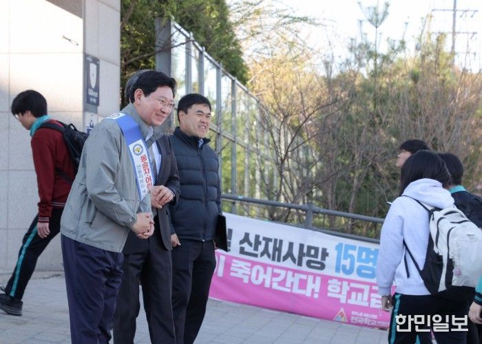 이상일 용인특례시장이 7일 아침 성복고등학교 정문 앞에서 개인형 이동장치 이용 안전캠페인에 참여했다.