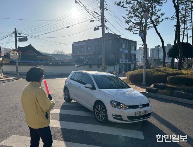 군청사 주차장 입구에 안내 요원 배치