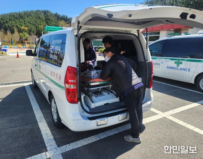 포항시 북구보건소가 7일 지역 내 구급차를 대상으로 현장 점검을 실시하고 있다.