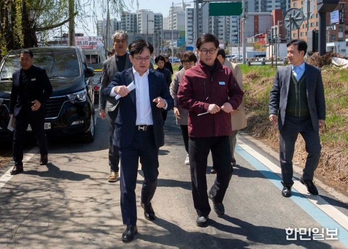 김병수 김포시장이 7일 고다니 유수지, 한강중앙공원, 김포대로 미세먼지 저감숲 조성 대상지 등 주요 사업 현장을 방문해 진행 상황을 점검하고 시민 중심의 공간 조성 방안을 모색하고 있다.
