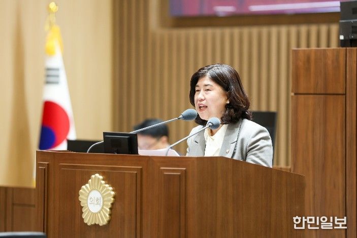 조미옥 의원이 제400회 임시회 제2차 본회의에서 오목천동 도시계획변경과 관련한 의견을 제시하고 있다.