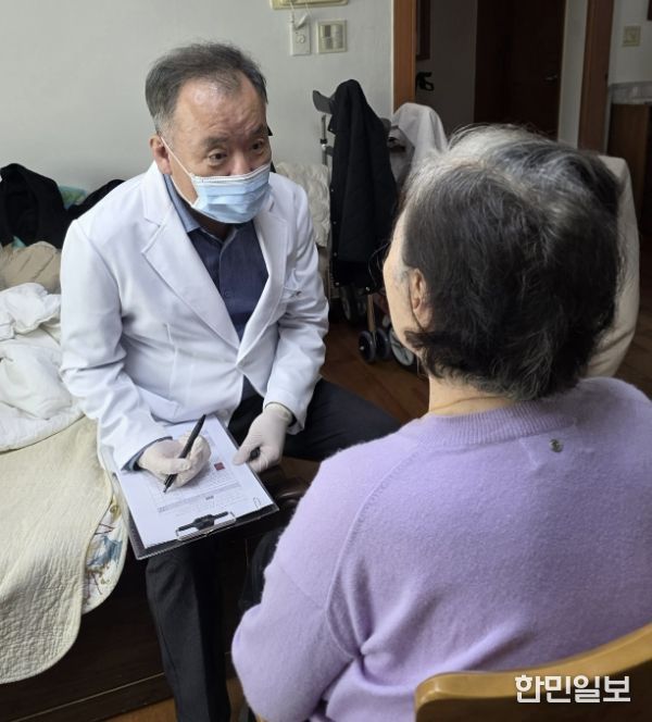 용인특례시 수지구보건소에서 거동이 어려운 어르신을 대상으로 방문관리하고 있다