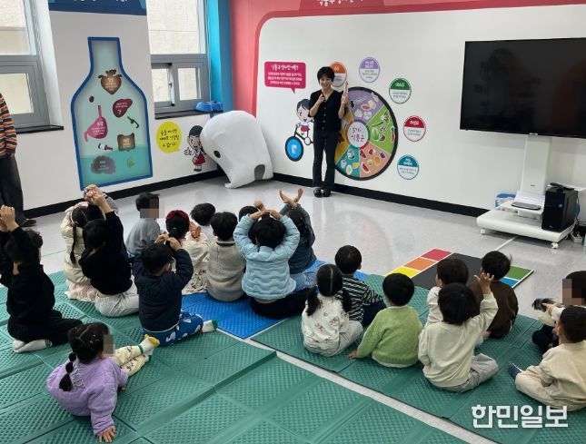 1. 천안시 성정건강생활지원센터가 어린이들에게 건강교육을 진행하고 있다.