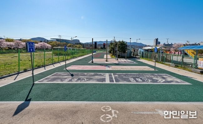 경주 황성공원 내 어린이 자전거 안전교육장에서 교통표지판과 횡단보도 등이 설치된 실외 교육 트랙 모습.