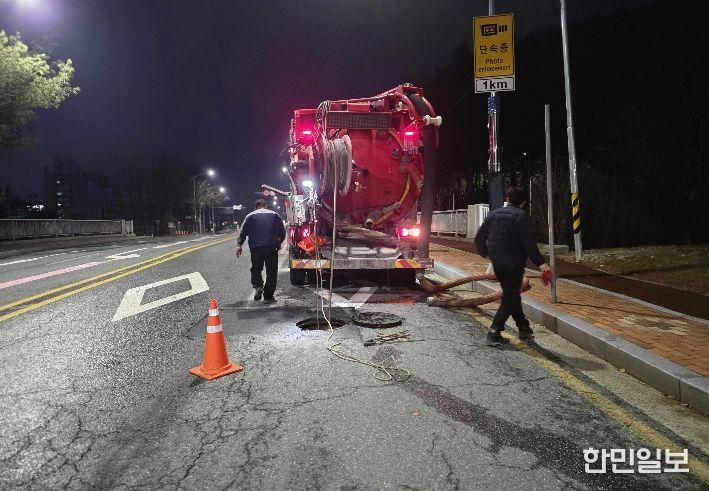 충남 계룡시는 다가오는 여름철 집중호우를 대비하기 위해 관내 오수관로를 대상으로 고압세척을 진행하고 있다.