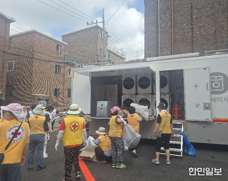 지난해 수해복구 현장에서 활동중인 적십자사 모습
