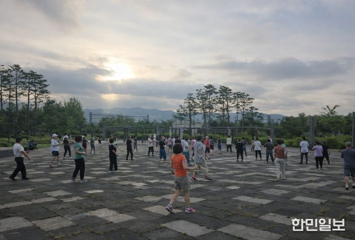 율현공원에서 아침 운동을 하는 사람들