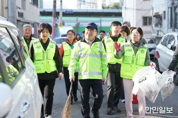 주민들과 함께 골목을 청소하는 류경기 중랑구청장의 모습