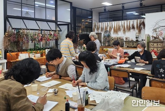주민들이 어울림평생학습센터인 좌2동 해운대종 이꽃문화원에서 캘리그래피를 배우고 있다.
