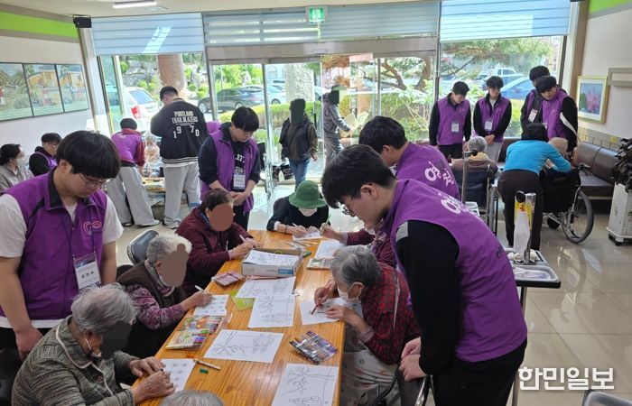 영천고등학교 지역사랑 자원봉사 동아리 학생들이 참좋은요양병원에서 어르신들과 여가 활동을 함께하고 있다.