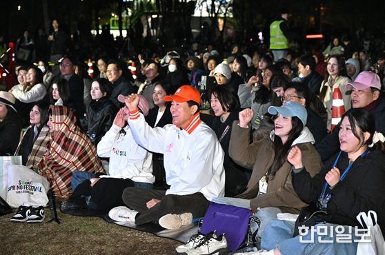 오세훈 서울시장이 10일(금) 영등포구 여의도한강공원에서 열린 '2026 서울스프링페스티벌'에서 시민들과 함께 '한강 드론라이트쇼'를 관람하고 있다.