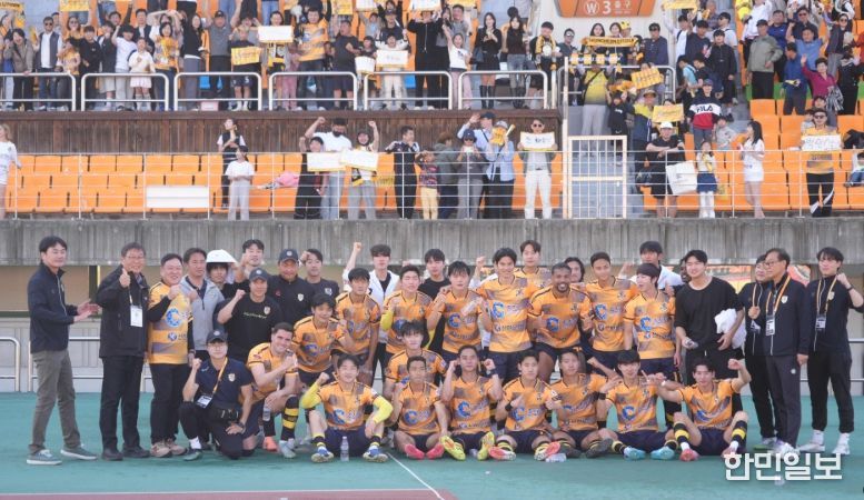 춘천시민축구단 경기 승리후 단체사진