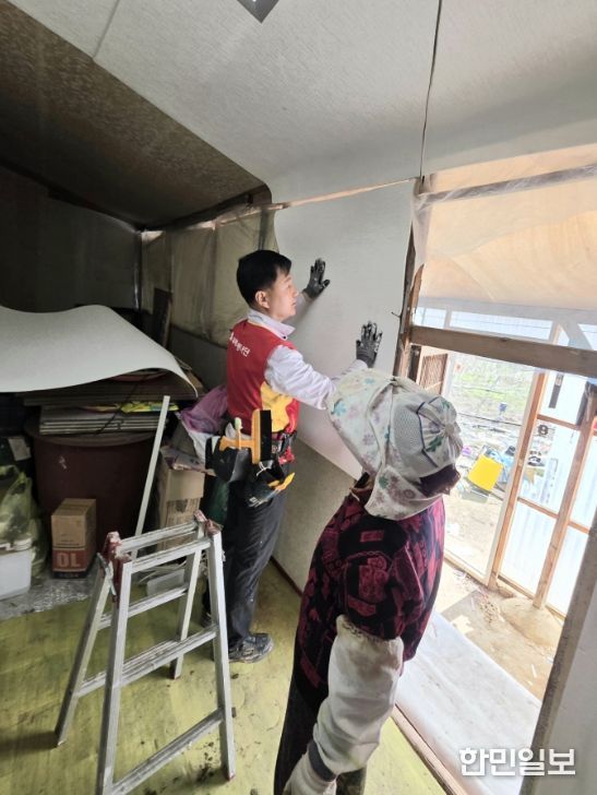 한우송 집배원 벚꽃 구경 대신 봄맞이 홀몸노인 세대 주거환경(집수리) 개선 봉사활동