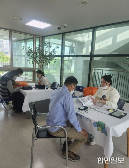 보건소에서 건강관리 상담 중인 모습