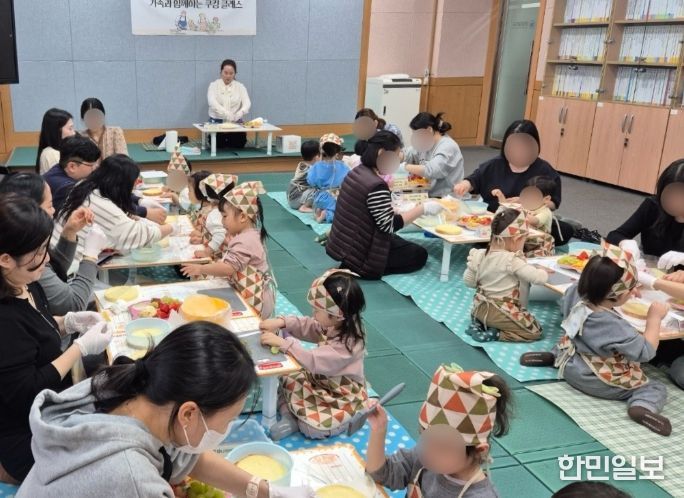 여수시 어린이·사회복지급식관리지원센터가 지난 3월 31일 관내 어린이집 16가정을 대상으로 학부모와 자녀가 함께하는 쿠킹클래스 ‘함께 만드는 맛있는 하루!’를 운영했다.