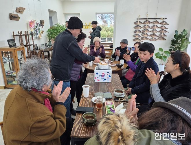 종화지구 거점시설인 쫑포몬당마을카페에서 주민들이 전통차와 다과를 즐기고 있다