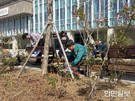 봉화교육지원청 청사에서 꽃 심으며 청렴을 다짐하는 행사 실시