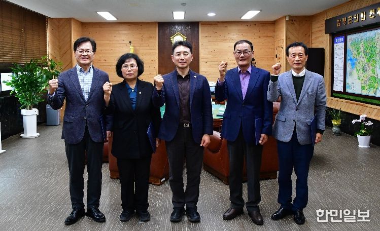 위촉장 수여식 기념사진(왼쪽부터 이정화 교수, 윤앵랑 의원, 이남오 의장, 채대섭(前 공무원), 윤영선(前 공무원))