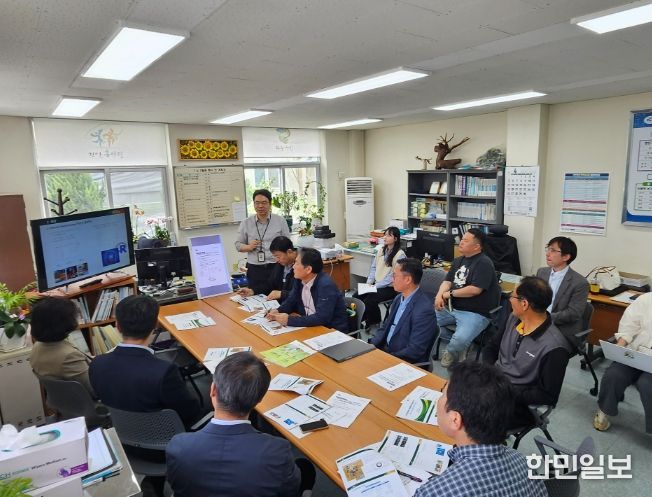 1. 천안시농업기술센터가 14일 풍세광덕지소에서 한국형 신속 간편 토양분석 시스템 현장 적용 시연회를 진행하고 있다.