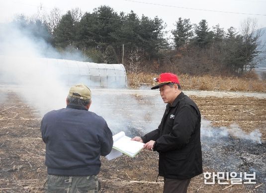 산불감시원이 소각행위를 단속하고 있다
