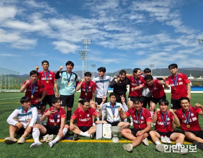 축구 종목 종합 우승을 거둔 강진군 선수들