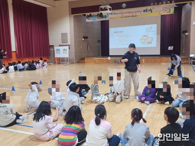 1. 천안시 치매안심센터가 15일 천안초등학교에서 치매인식 개선 프로그램을 운영하고 있다.