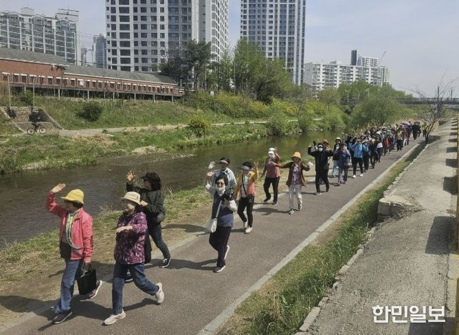 안양시 동안치매안심센터 '치매 극복 걷기 행사' 개최…치매 어르신·가족 등 225명 참여