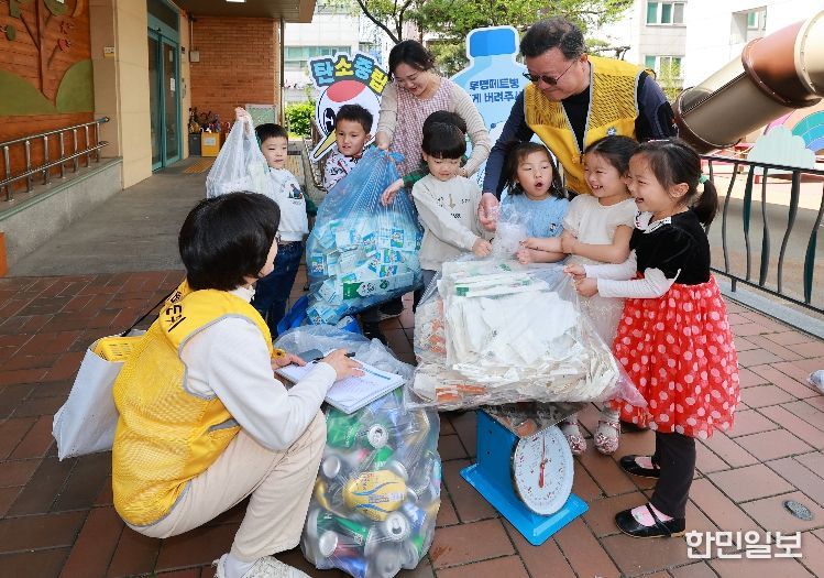 15일 분리배출도우미가 유성구청어린이집을 방문해 재활용자원을 수거하고 있다.