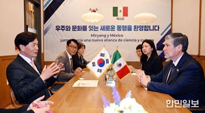 안병구 밀양시장과 카를로스 페냐피엘 소토 주한 멕시코 대사가 과학·문화 분야 상호 교류 방안을 논의하고 있다.